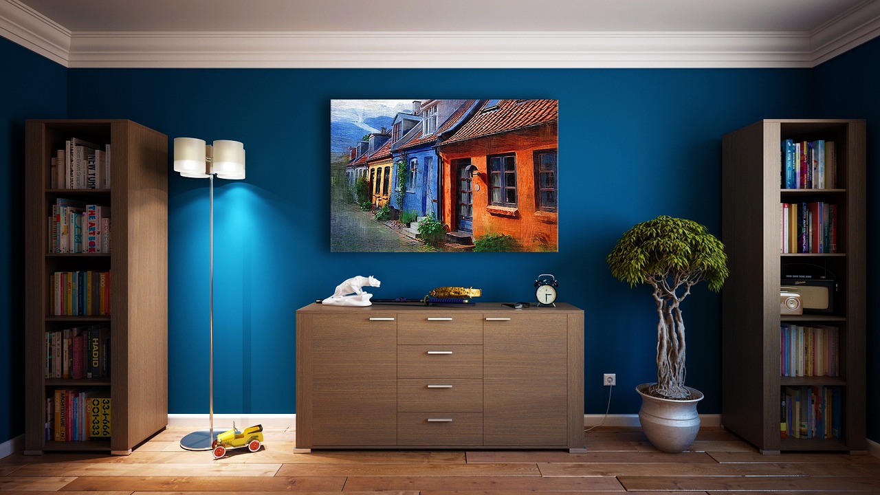 Moderne wandlamp naast comfortabele leesstoel. Moderne wandlamp naast comfortabele leesstoel.